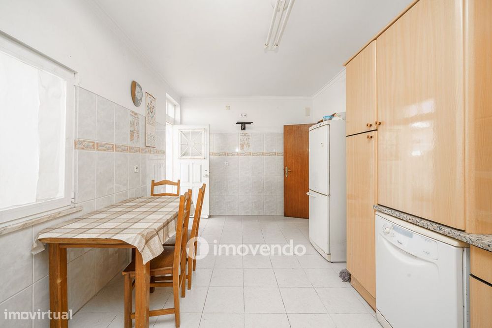 Moradia T4 com garagem e próxima da praia, na Charneca da Caparica