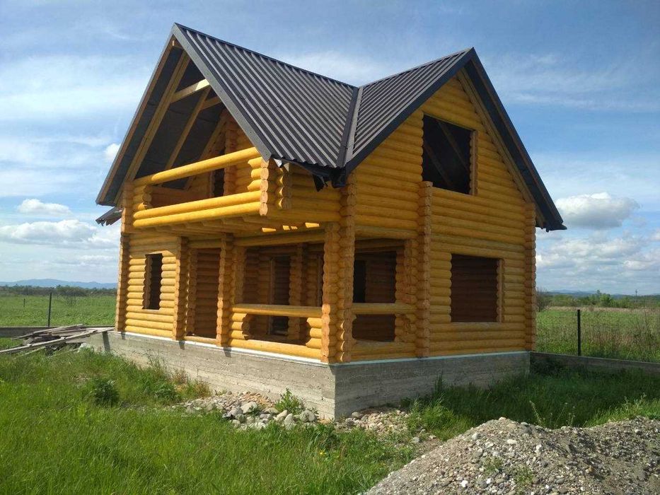 Дерев'яний будинок, зруб з дикої округлої колоди порода ялина