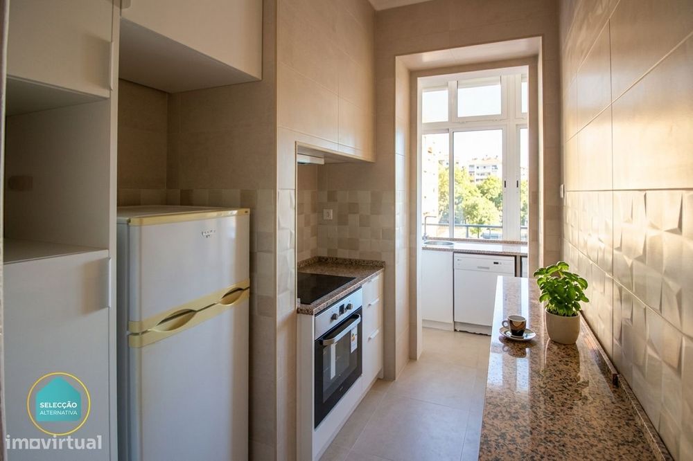 T2 luminoso  em Campo de Ourique, com cozinha equipada