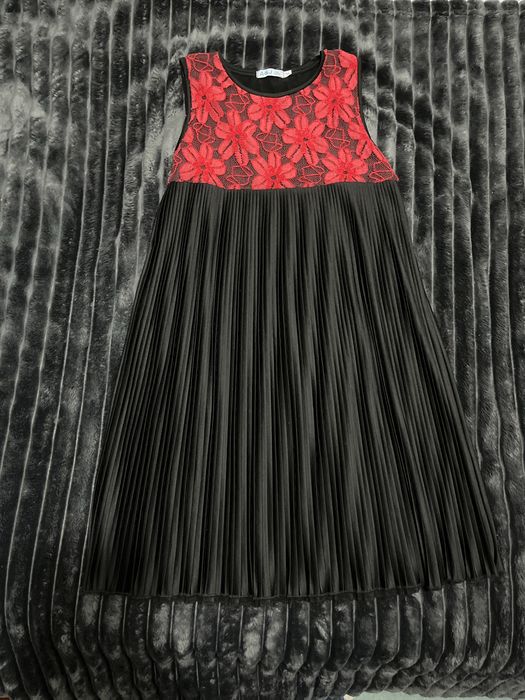 Vestido plissado com renda da A&J