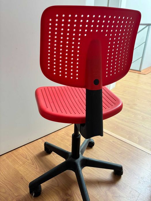 Cadeira de secretária IKEA ALRIK vermelha