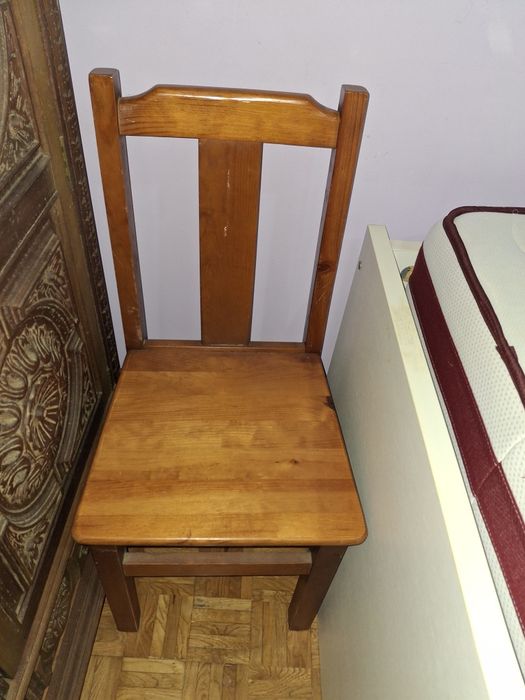 Mesa de madeira com 4 cadeiras