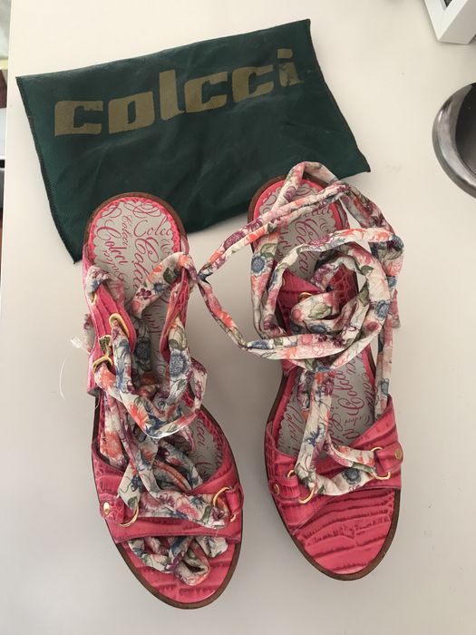 Sandálias chiques com salto, da marca Colcci.