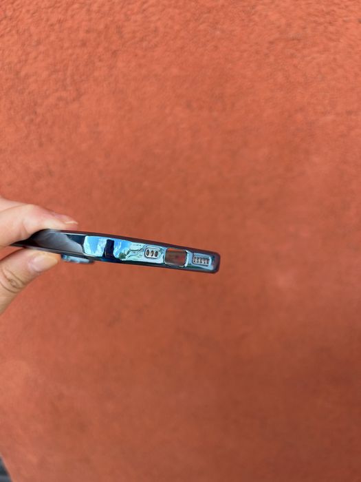 Iphone 14 - silikonowe etui z metalicznym wykończeniem