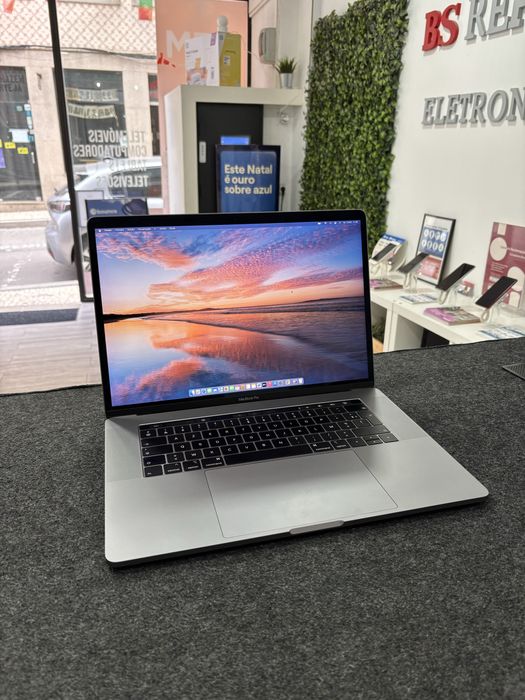 MacBook Pro 15 "Core i7 6-Core"| 16GB | Radeon Pro 4GB | Bateria 100% | Garantoa de 1 Ano