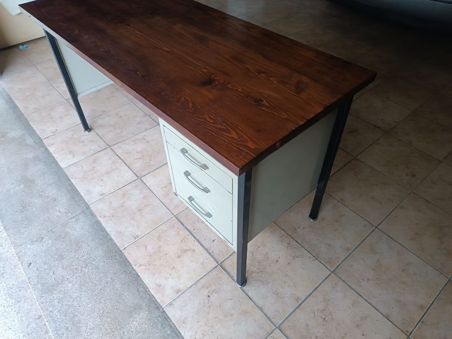 Secretaria de metal com tampo de madeira maciça