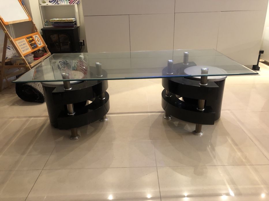 Mesa de vidro sala com 2 bancos em bom estado