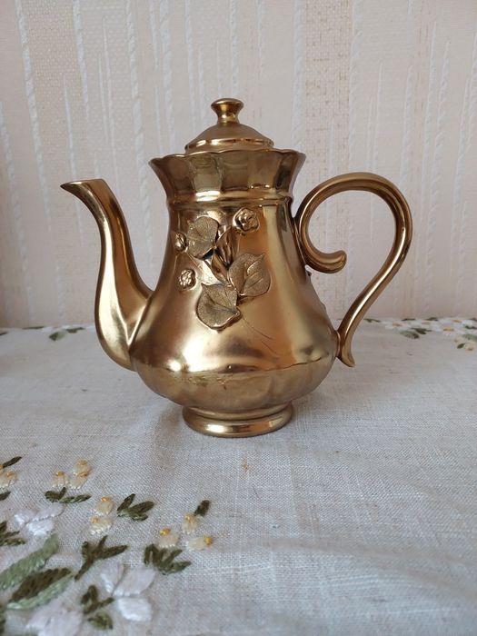 Чайник заварочный фарфоровый с ручной лепниной 0,7 л золотой