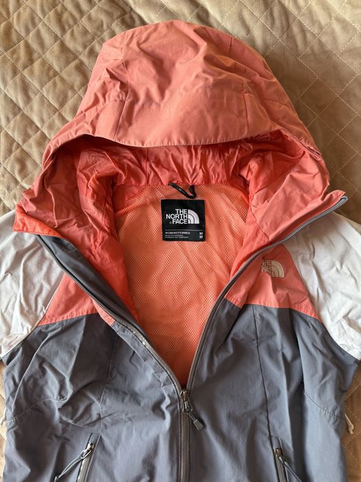 Жіноча куртка вітровка The North Face з технологією Dryvent