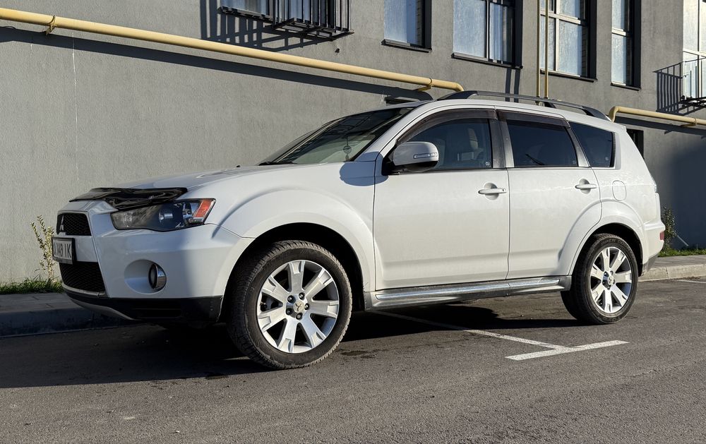Mitsubishi Outlander XL 2011 2.4 бензин