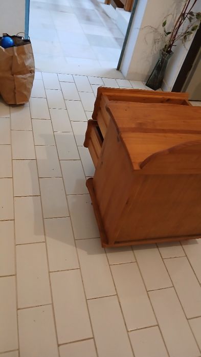 Mesa de cabeceira em madeira do gato preto.