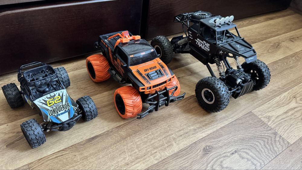 Машинки на пульті керування