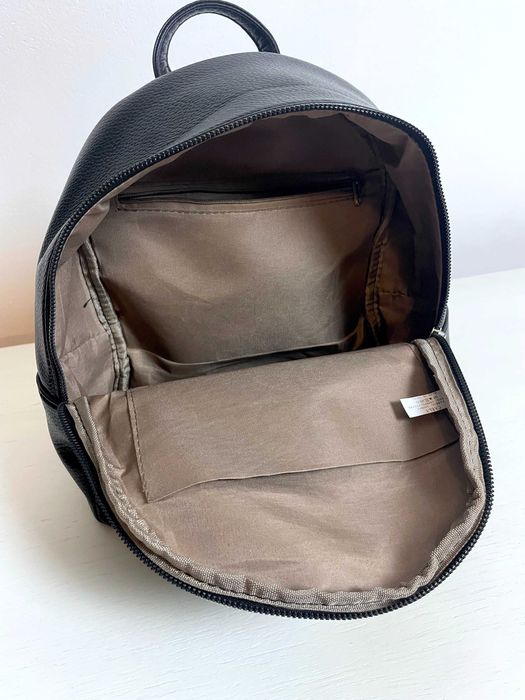 Mały pojemy, podręczny plecaczek CZARNY