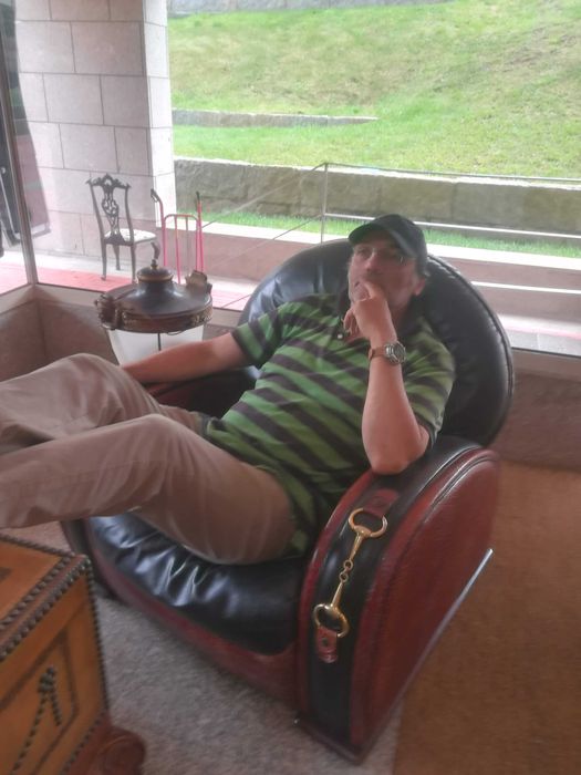 Cadeiras madeira forradas tb em plastico usadas