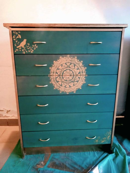 Ręcznie odnowiona komoda – unikatowy mebel z charakterem