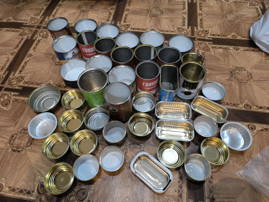 Віддам жестяні банки
