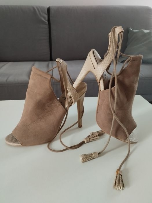Buty damskie szpilki beżowe zamszowe.