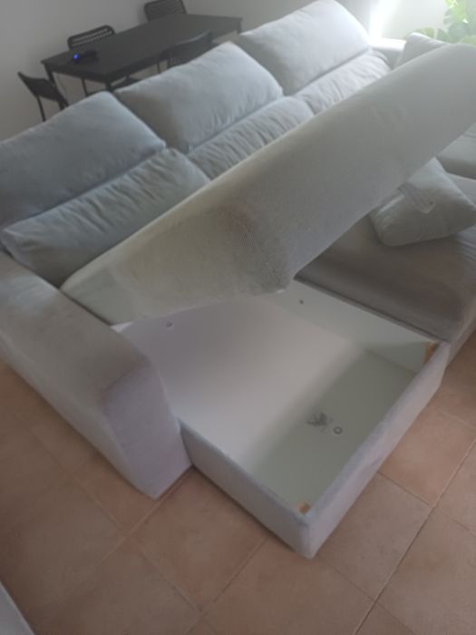 Sofá três lugares.