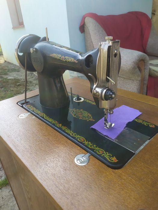 Продам швейну машинку.
