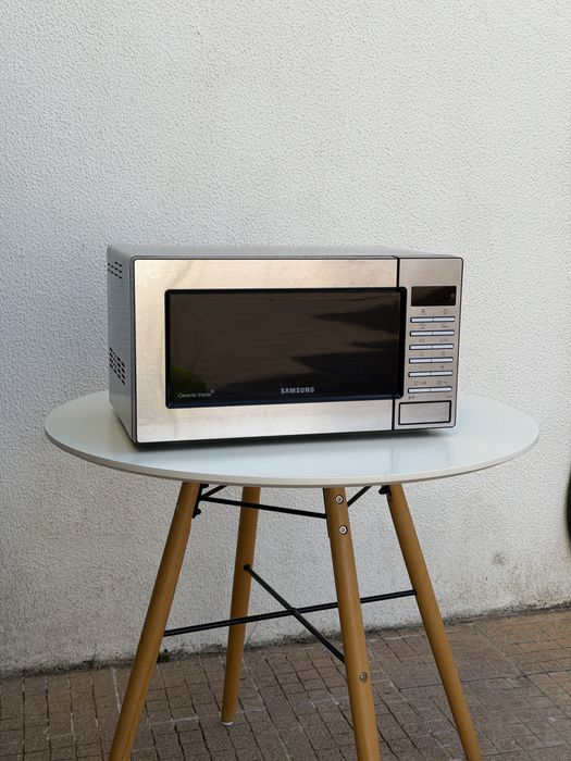 Microondas Samsung GE87M-X com Grill, 23L