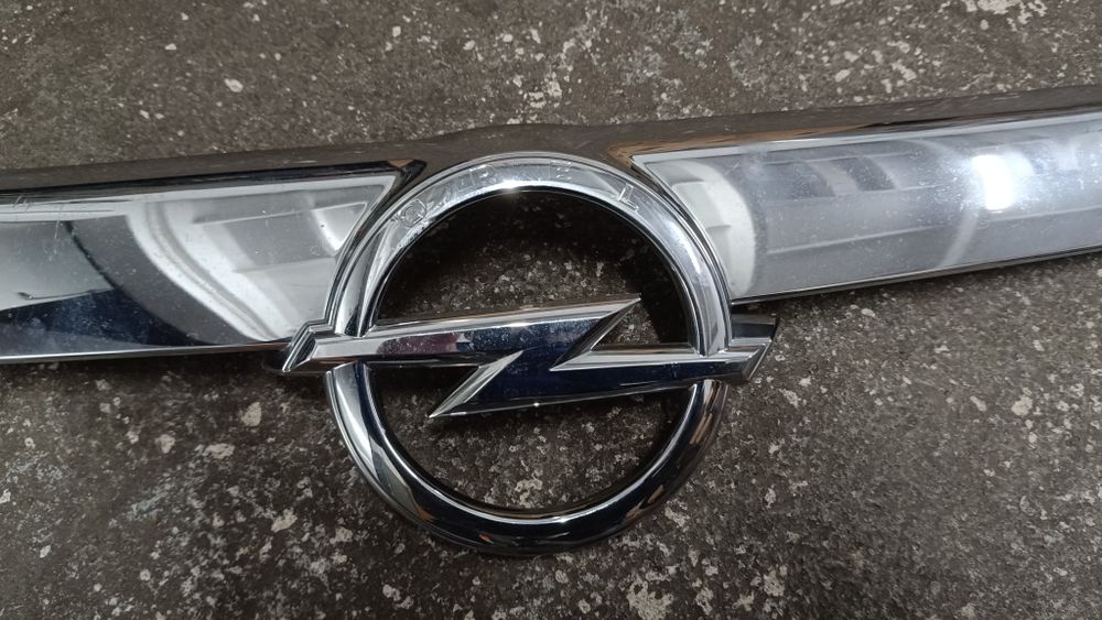 Grill OPEL MOVANO  znaczek chrom oryginał