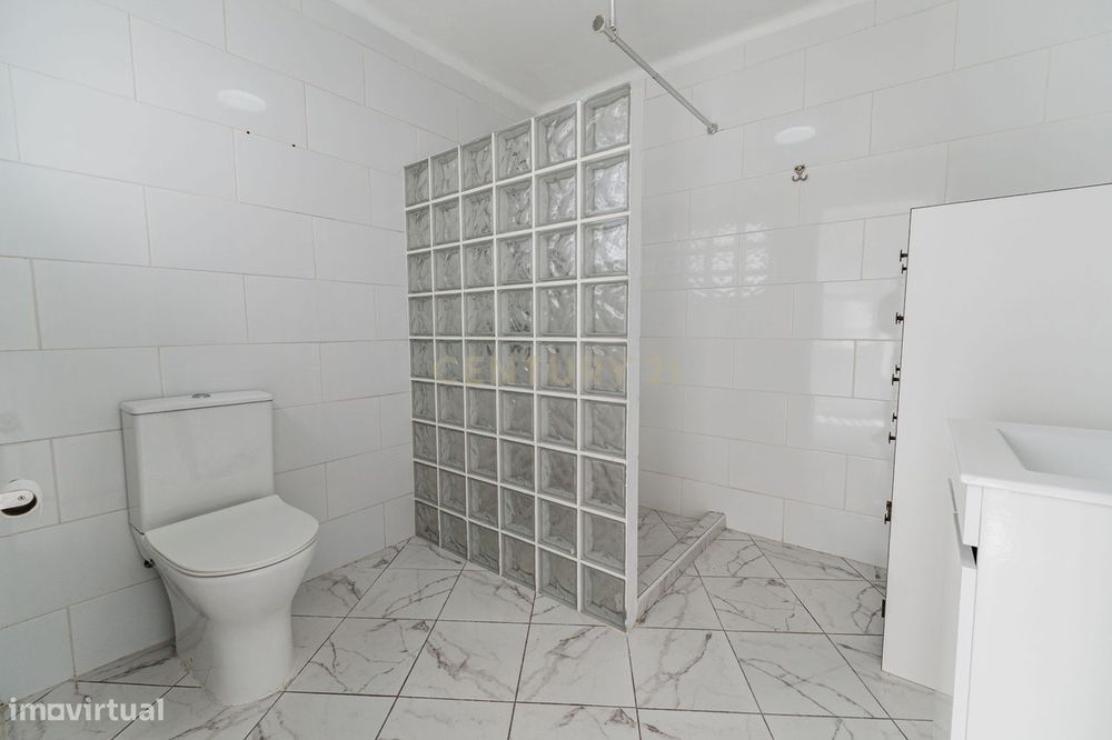 Moradia T3 com Terraço e Vista Mar em Santa Cruz, Lagoa