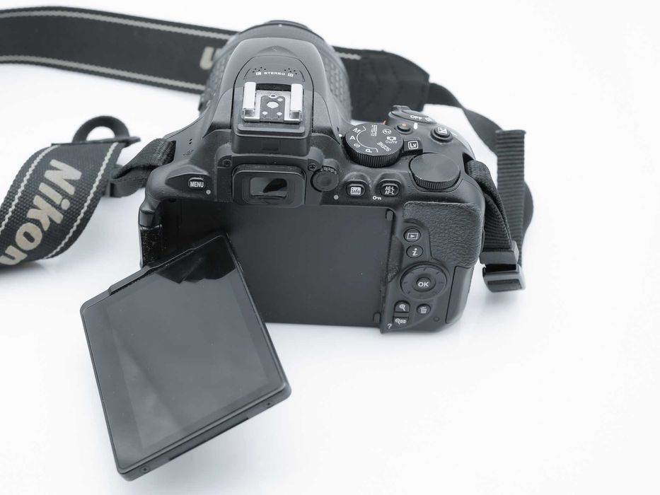 Câmara fotográfica Nikon D5600 + 18-55mm VR – Excelente estado