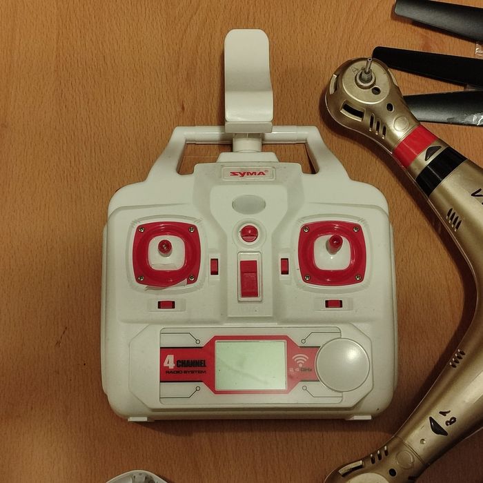 Drone quad Syma X8HW com comando e extras