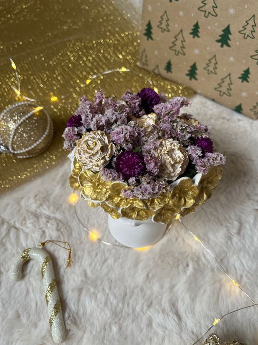 Boneca Valentina com detalhes dourados e flores secas feita à mão