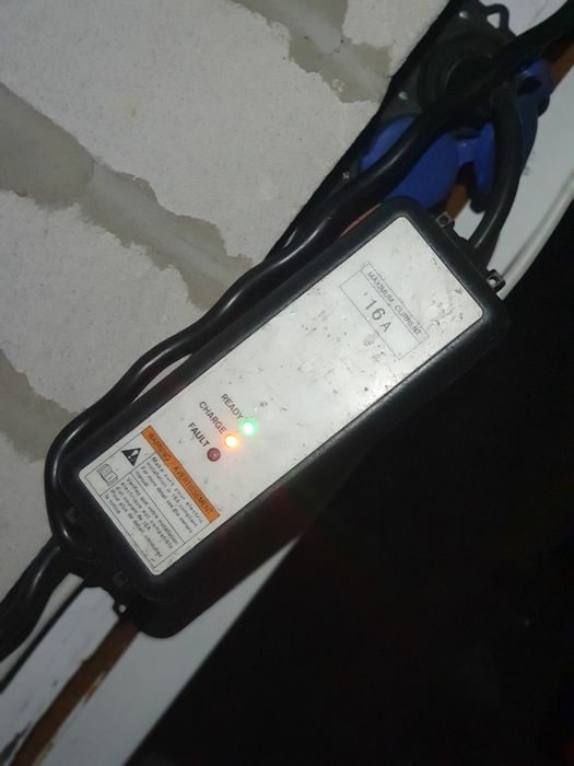 Єлектромобіль Pegout iOn 2011 року на 150 км