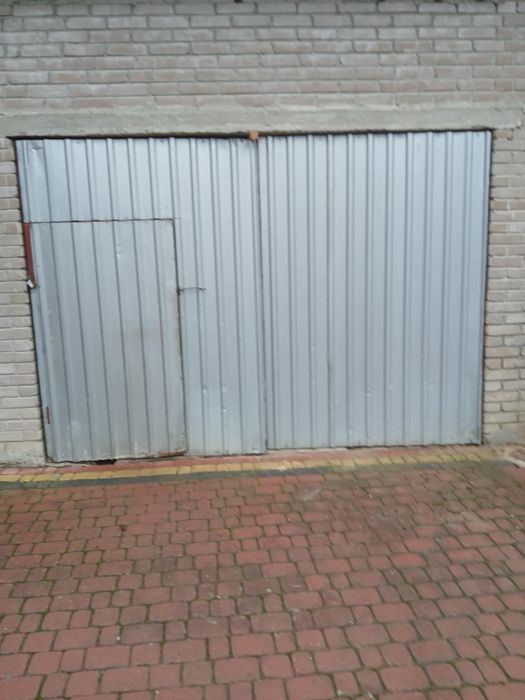 Drzwi garażowe z furtką z drzwiczkami otwierane dwuskrzydłowe