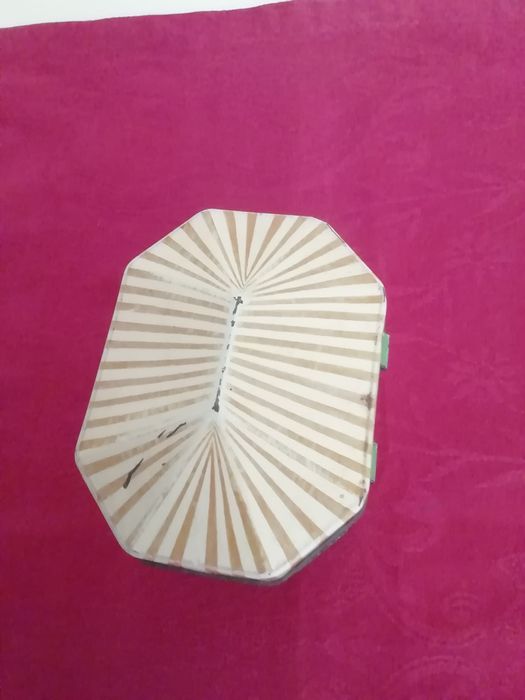 Lata inglesa, antiga, vazia