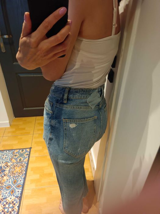 Mom jeans z rozdarciami