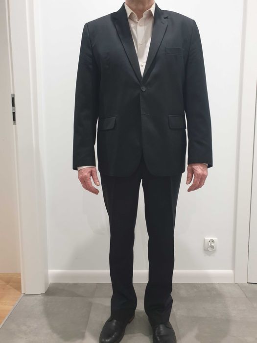 Garnitur granatowy, dobrze skrojony