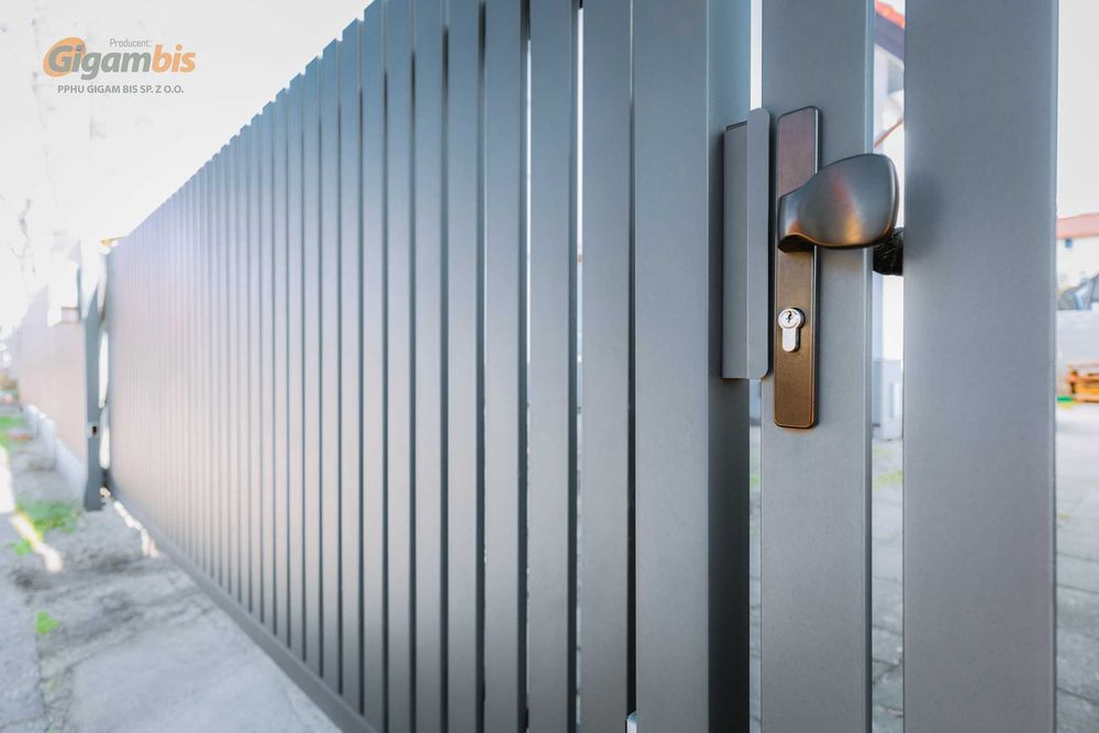 ogrodzenie palisadowe pionowe, grzebieniowe, nowoczesne