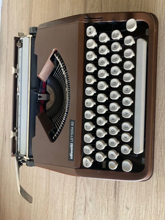 Máquina de escrever  **  Olivetti 82