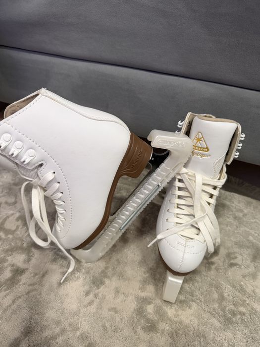 Продам коньки новые