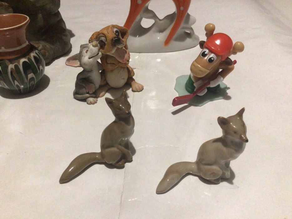 Фігурні статуетки різні.