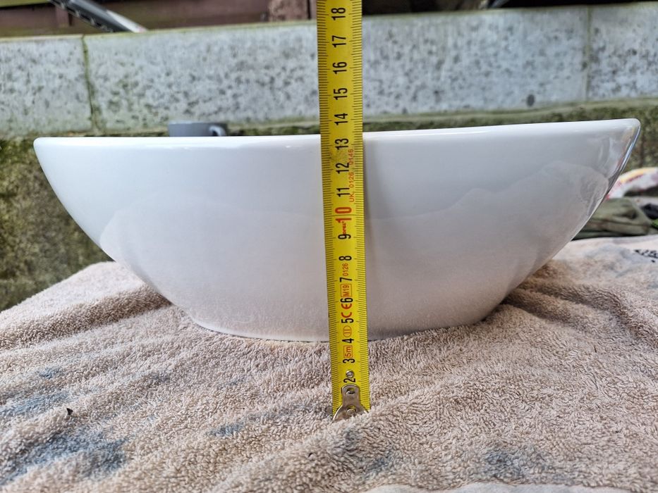 Umywalka nablatowa,owalna, biala.