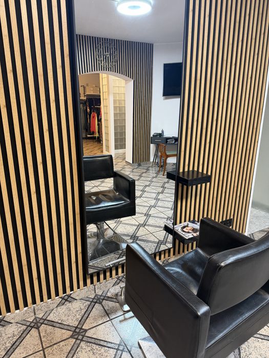 Salon fryzjerski stanowisko fryzjerskie, miejsce dla stylistki paznokci - Widok 2