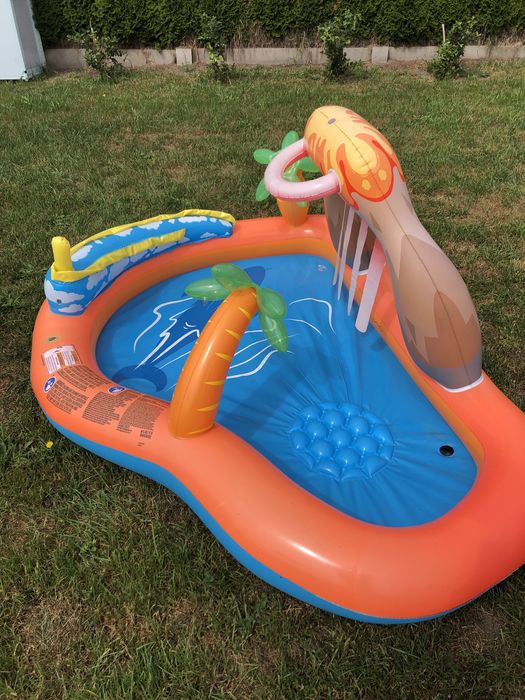 Basen aquapark. Wodny plac zabaw.