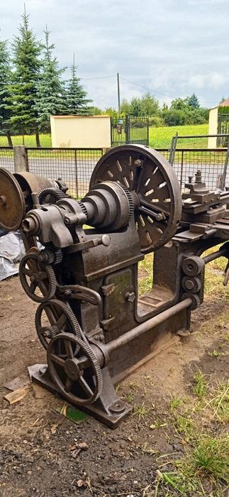 Stara zabytkowa tokarnia obrabiarka.