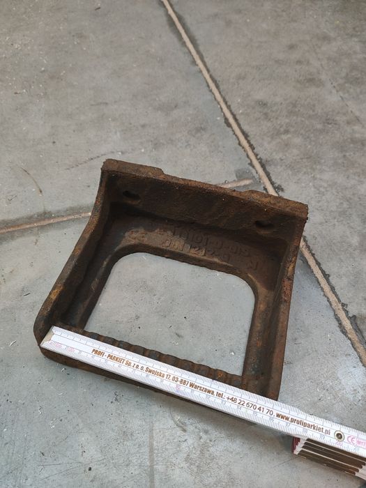 Żeliwny stopień do studzienki