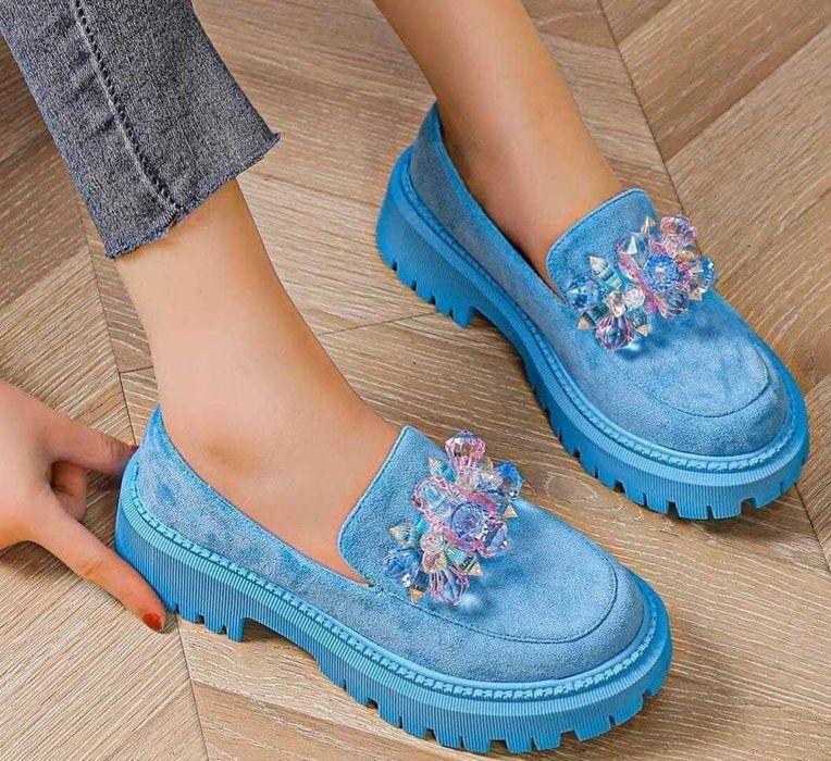 Niebieskie mokasyny z kamieniami na platformie rozmiar 41