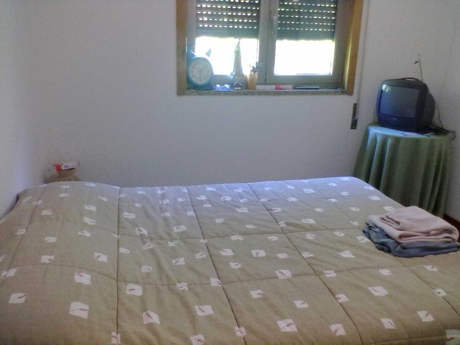 Casa, campos, tanque e anexo