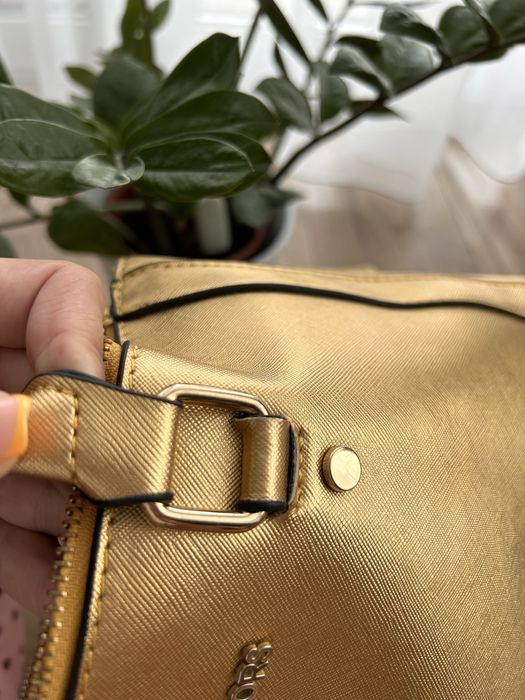 Złota torebka do ręki