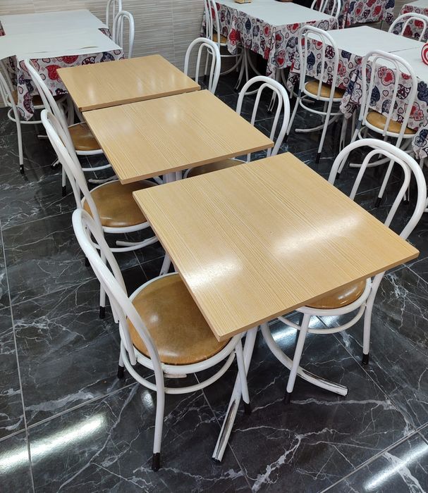 Mesas e cadeiras