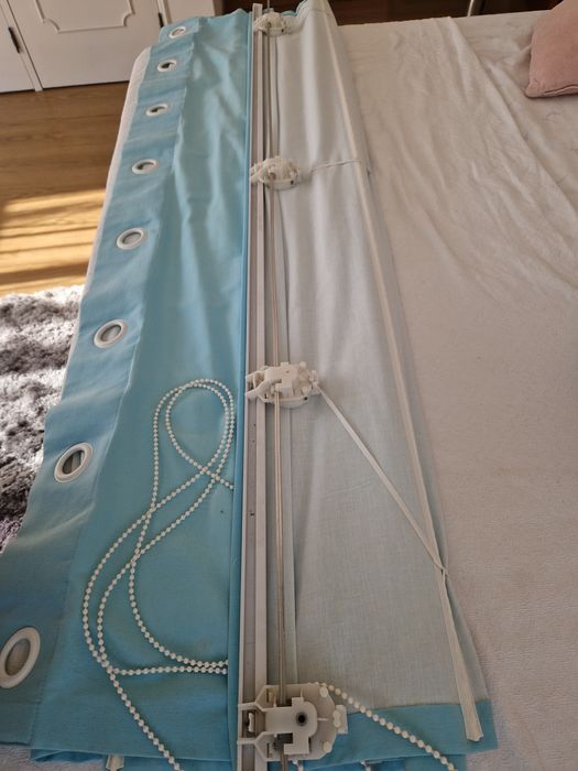 Cortinado azul com ilhos na extremidade