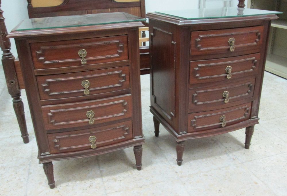 Cama e mesas de cabeçeira estilo Inglês