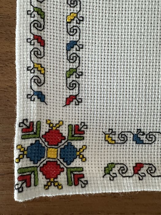 Вишивані вручну серветки